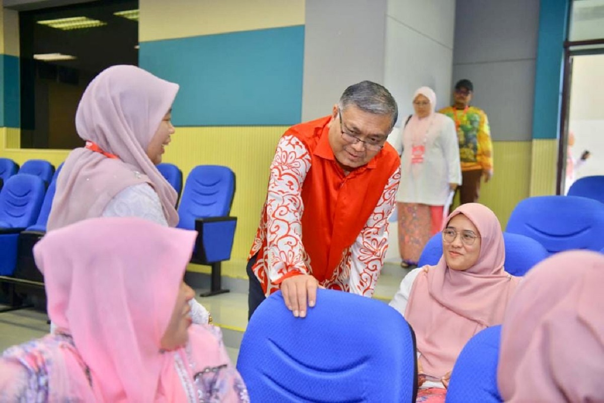 Datuk Seri Dr Shamsul Anuar Nasarah said victims are usually approached by syndicates via job offers advertised on social media. (Picture via Facebook/Shamsul Anuar Nasarah)